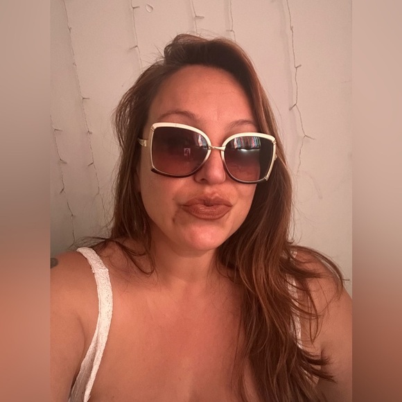 Gucci Women's Brown Cream Gold Oversized Sunglasses - Picture 11 of 11